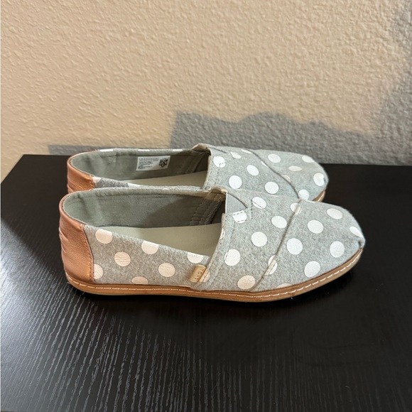 TOMS Gray Felt Polka Dot Shoes with Rose Gold Heel Like New Sz 6.5 - Picture 3 of 4
